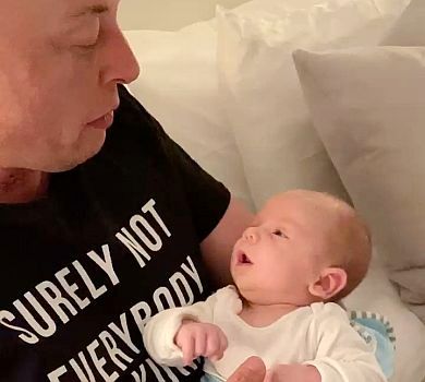 Татків манюній X Æ A-Xii: зворушливе ВІДЕО, як Ілон Маск воркує з 1,5-місячним сином 