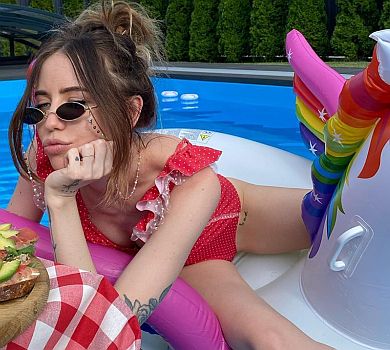 Вібрації літа: Дорофєєва в купальнику потанцювала з надувним другом