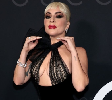 У кого відвертіше: Lady Gaga і Хаєк епатували декольте на прем'єрі фільму. ФОТО 