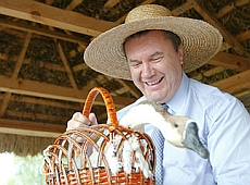 Янукович і мода. Від коротких штанців до страуса