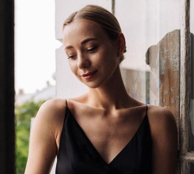 Жінка Павліка у звабливому максі з розрізом посвітила стегном на балконі. ФОТО