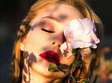 Кароль із голим стегном закликала мріяти та заспівала без мейкапу