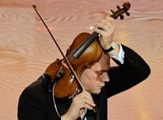 Кулиняк зіграв на скрипці між ногами. ВІДЕО