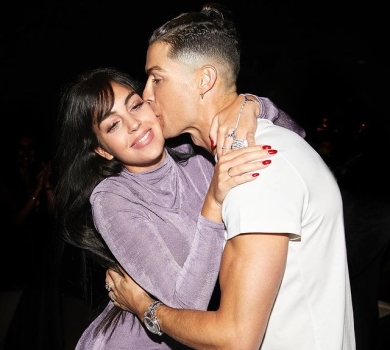 Наречена Роналду в обтислій сукні здивувала його подарунком за $300 тисяч