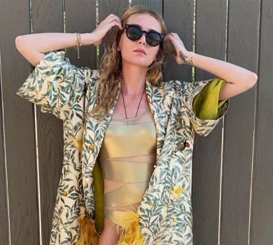 Онопка у золотому купальнику і чоботах знялася на тлі грецьких краєвидів