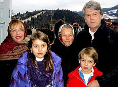 Ющенки влаштували веселе Різдво у Карпатах