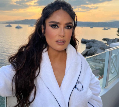 Хаєк на тлі каннського узбережжя похизувалася декольте в 15-кілограмовій сукні