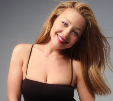 Богиня Кароль у топіку посвітила фігурою перед дзеркалом