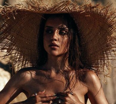 Чістова у бікіні та капелюсі попозувала на балійських брилах