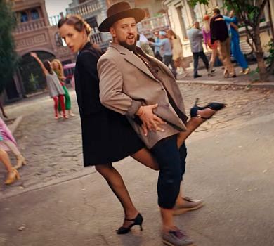 Монатік у ретрокліпі вийшов на Пікаділлі з Лаймою Вайкуле. ВІДЕО