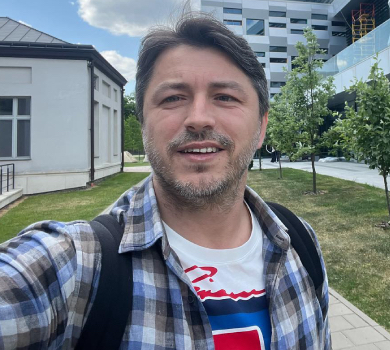 42-річний випускник: Притула у мантії та бонеті здивував дипломом магістра. ФОТО