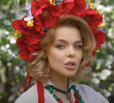 Гросу в ексклюзивній вишиванці показала свою родину у новому кліпі