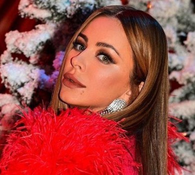 Лорак у міні та пір'ї попозувала коло ялинки. ФОТО