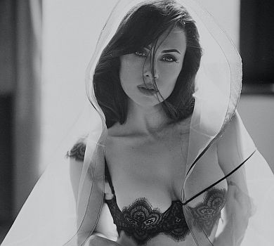 Почувалася Монікою Белуччі: діджейка Нана у спідньому попозувала для чоловічого глянцю 