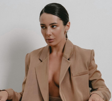 Блогерка Манекен у купальнику показала, як знімає сама себе в пікантній позі