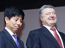 Порошенко з першою леді хильнули саке на вернісажі. ФОТО