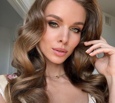 Фіналістка Холостяка Мудра в блискучому міні показала декольте до пупа