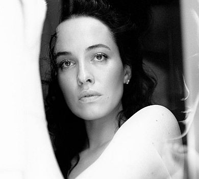 Голоциця Астаф'єва показала чорно-білу еротику в ліжку та ванні