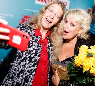 Супрун із Вітовською стрілися на українській кінопрем’єрі та наробили селфі 