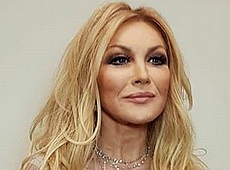 Повалій в Іспанії посвітила голими плечима з води. ВІДЕО