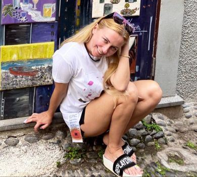 Тоня Матвієнко в шортах посвітила ніжками на Мадейрі