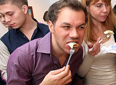 На вечорницях у Скрипки Андре Тан від‘їдався вареничками