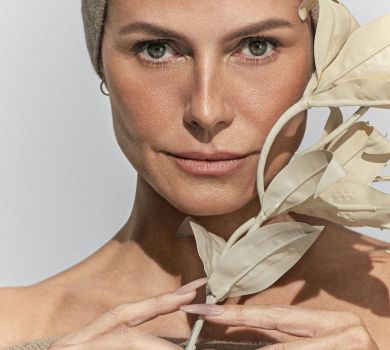 49-річна Клум в золотому купальнику та пір'ї вишукано попозувала для глянцю