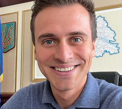 Співочий губернатор: як Скічко у машині хіти Білик і Скрябіна виконував. ВІДЕО