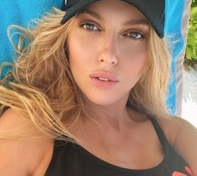 Ще більше тіла: Полякова покрутилася в купальнику з різних ракурсів 