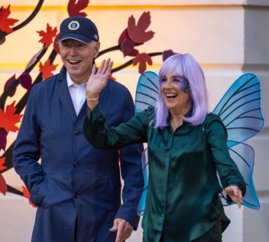 Байден та його крилата жінка у скінні пороздавали солодощі на Хелловін