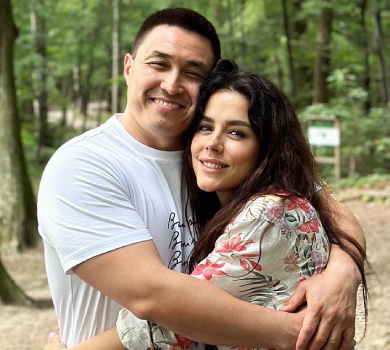 Чекає на поповнення? Підписники запідозрили Онуфрійчук у вагітності через її нові фото з чоловіком у лісі