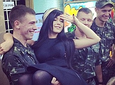 Яремчук видерлася на військового та заспівала. ФОТО 