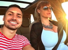 Чоловік НеАнгела Слави зіграв Jingle Bells скальпелем і силіконом. ВІДЕО