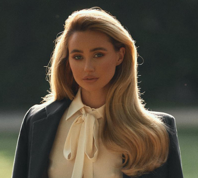 Дружина Тищенка у міні-плісе та блузці з бантом показала свою жіночність коло дерева