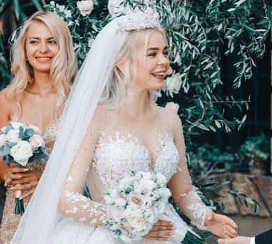 Гросу в мережі спитала, яка з її 4-х весільних суконь найкрасивіша. ФОТО