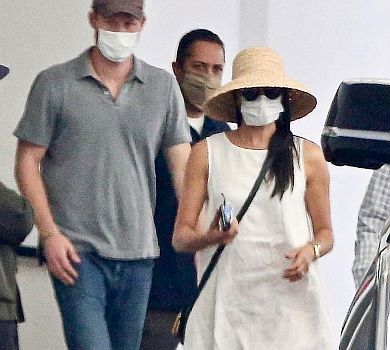 Капелюх та голі коліна: Меган Маркл вигуляла літній лук у Беверлі-Хіллз