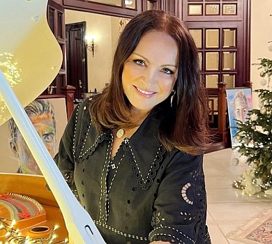 Ротару в оточенні рідних показалася коло ялинки. ФОТО 