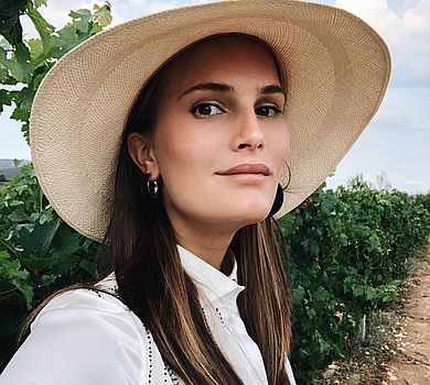 Костромічова на Барбадосі постояла на голові у різних купальниках. ФОТО