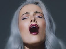 Астаф'єва в різних перуках помахала стеком і замурзалася чорною рідиною. ВІДЕО 