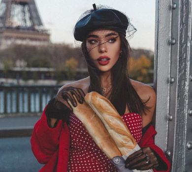 Булочка Неплях з червоною помадою наїлася багета на тлі Парижа. ФОТО