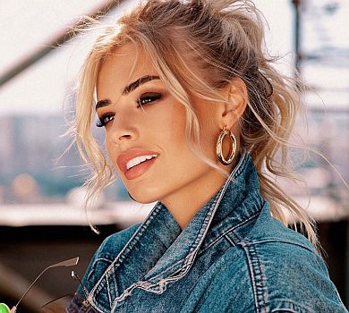 Зінченко привітав наречену кульками, яйцями та маленьким французом