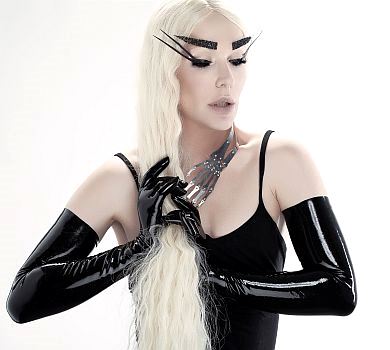 Монро в латексі й ланцюгах епатувала бровами й віями в стилі Lady Gaga