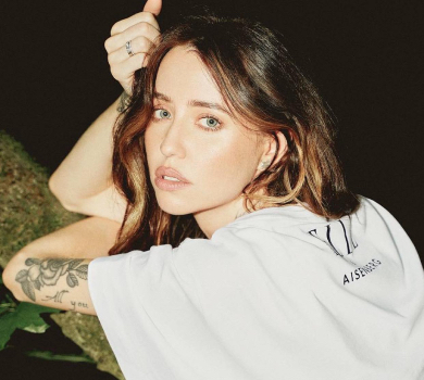 Дорофєєва в денімі вилізла на дерево заради модних ФОТО