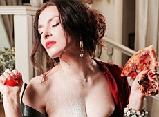 Мейхер з борошном на грудях хтиво стиснула піцу. ФОТО