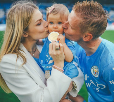 Кози, сіно та бантик: Зінченко привітав донечку з 2-річчям та показав її серед поля