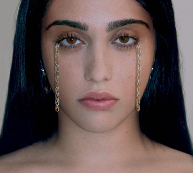 Донька Мадонни оголилася за столом та знялася в ланцюжках і шворках