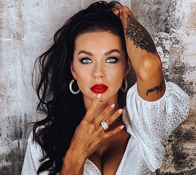 Логунова відверто розказала про свої стосунки з квіточкою з кігтиками