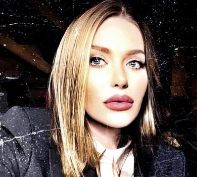 Слава НеАнгел топлес заінтригувала круглим животом у лікарні 