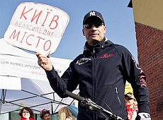 Кличко на камеру покрутив педалі братового подарунку. ФОТО