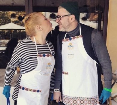 Романтика з відрами: Мірзоян і Матвієнко долучилися до приготування 10 тонн олів'є